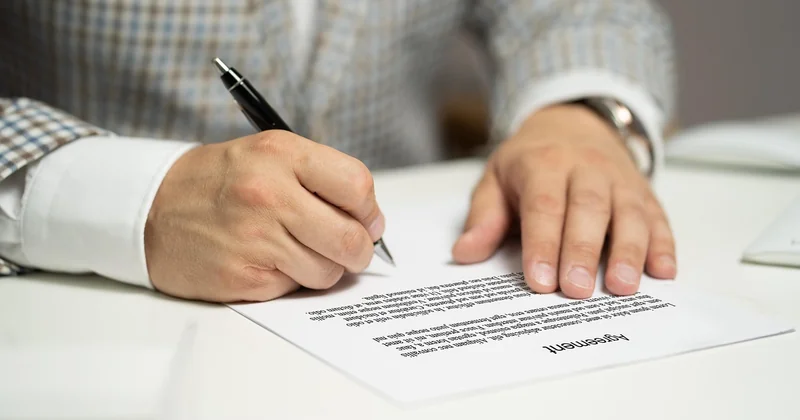 Comment signer P.O. : exemples concrets de formulation